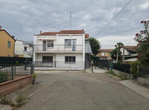 Casa Luminosa in affitto breve a Lugo, zona tranquilla, parcheggio comodo