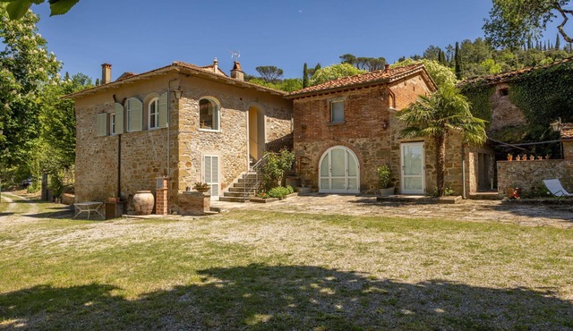 Casale il Canaiolo, a holiday home in Tuscany with a garden, local products, a tennis court, and pan