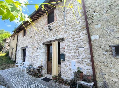 Casale in pietra sul Lago del Turano - C'era una volta un asino