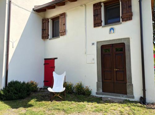 Casetta dalle finestre rosse
