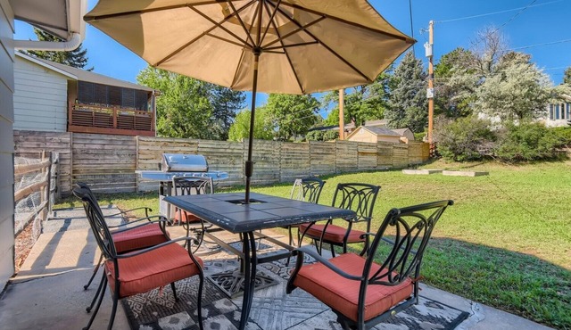Centrally located-Dog Friendly-Fenced Yard