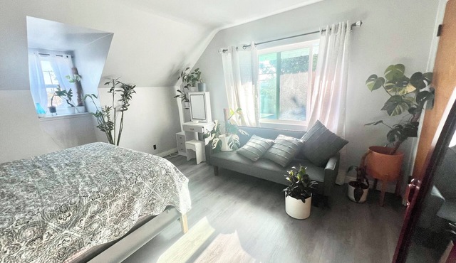 Charming 1-bedroom suite 2nd floor house in Pleasant Buena Park with AC, WiFi