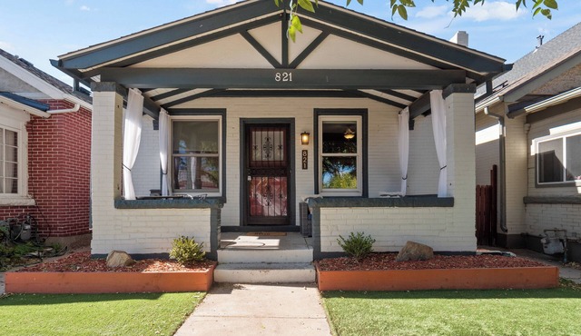 Charming 2-bedroom bungalow with WiFi, AC walking distance to downtown Denver!
