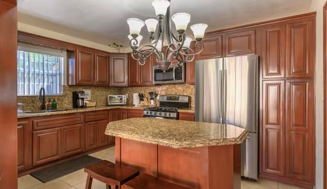 Charming 3-bedroom house with WiFi, AC in nice Norwalk between LA/Orange County