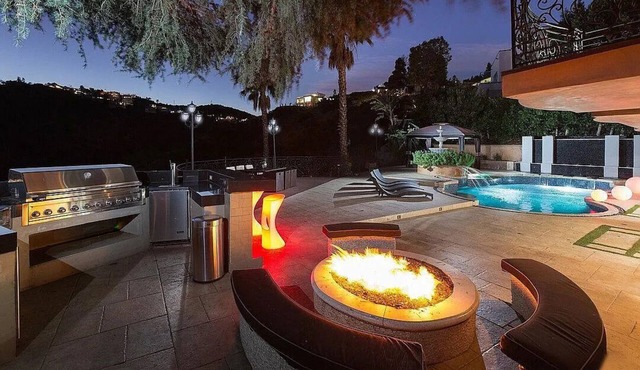 Charming 3-bedroom Mansion with 50 People Event Space.