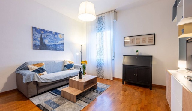 Charming apartment of about 65 sqm, perfect for 4 people, located on the fourth floor of a renovated building with elevator (NOT suitable for disabled people).The property is located in a strategic area, a short distance from the train station, and in an