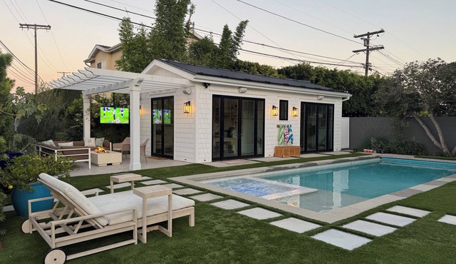 Charming bungalow with pool, hot tub, fire pit & AC minutes from beach and LAX.