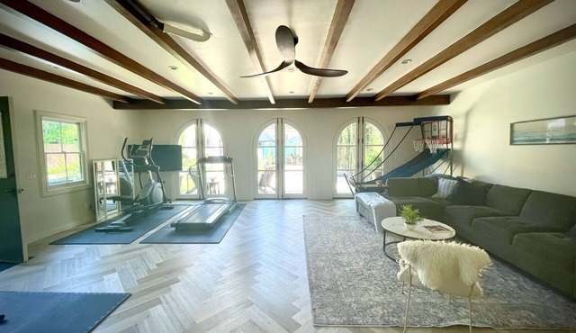 Charming bungalow with AC, exercise equipment, WiFi in marvelous Los Angeles