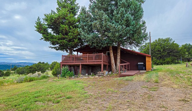 Charming cabin close to activities with spacious deck and great views