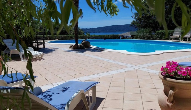 Charming Country House upon lake near Rome, View Pool Wifi climate, up 4