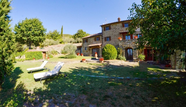 Charming farmhouse with private pool and extreme privacy.