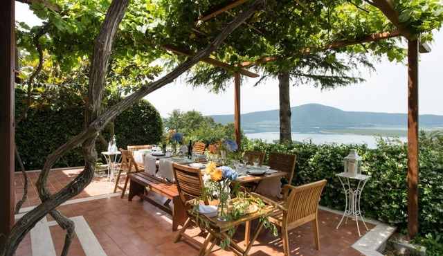 Charming house at lake near Rome: 650m asl, pool, view, WiFi, kayak canoe