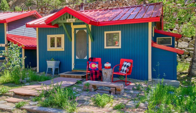 Charming Riverside Studio — Couples’ Getaway