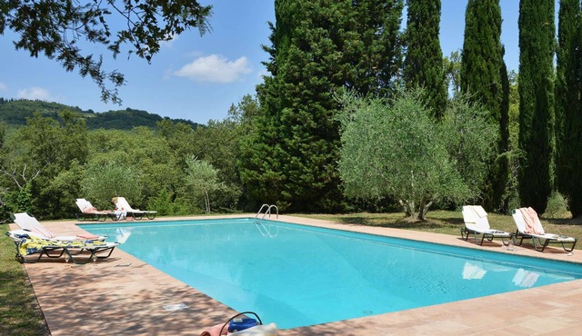Charming stone villa with large pool in the heart of the Sienese Chianti