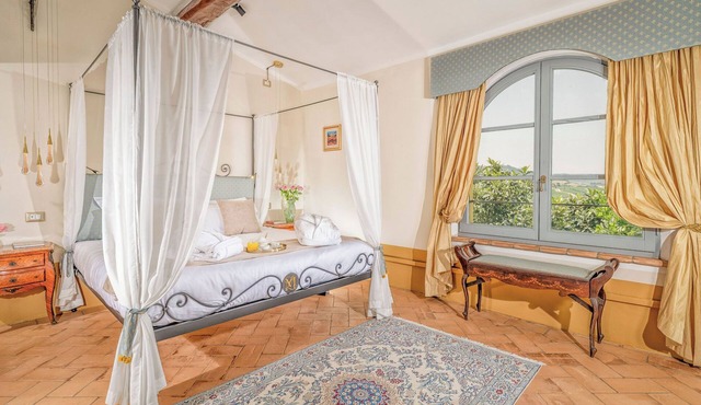 Charming Tuscan Escape with Scenic Sunset Views