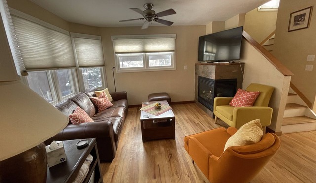 Cheerful 2 Bdrm/1.5 Bath Pearl St. Condo