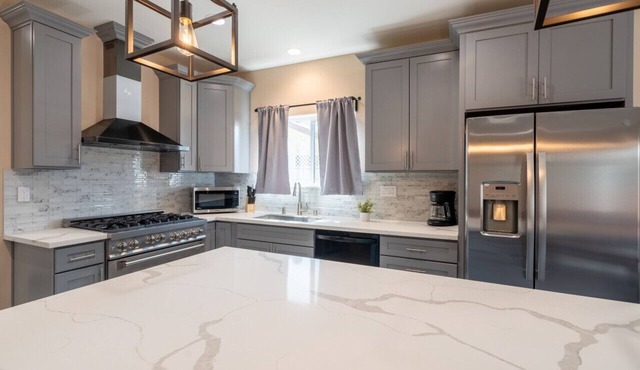 Cheerful Home - 3bdrm 2.5 bath. 2 King Beds!