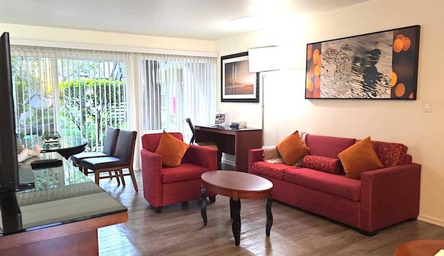 Chic & Cozy at Westpark Luxe – Complimentary Parking
