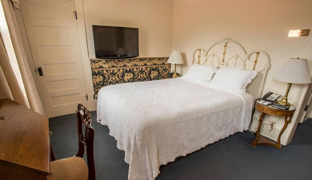 Classic & Elegantly Appointed Room for Couples!