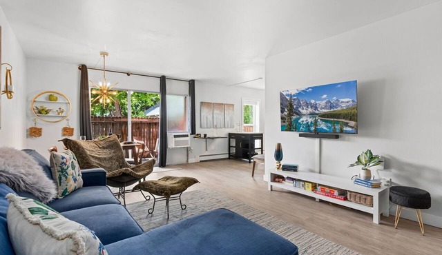 Coastal Comfort Steps From Csu, Pool, Gym, Sauna