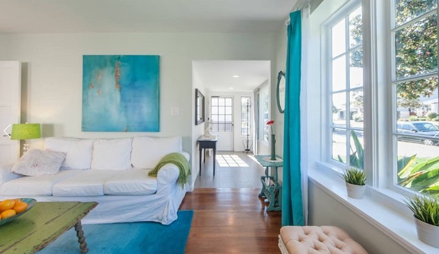 Colorful Boutique 3 bedroom Home -Close to Beach - LMU- Near Golf Course - LAX