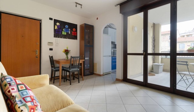 Comfortable 50m2 flat for 4 people, on the 1st floor with lift.Located in the Certosa area, a neighborhood well connected to the centre, the motorways & the exhibition centres. Nearby is the historic Certosa di Garegnano, famous for its frescoes.On foot