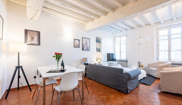 Comfortable 55 sqm apartment in the heart of Parma. The accommodation, which can host up to 4 guests, is located on the first floor of a period building without lift. Please note that there is one step to access the building and stairs to reach the apart
