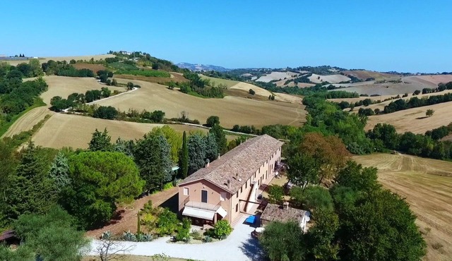Comfortable and spacious apartment on small estate, central in Le Marche.