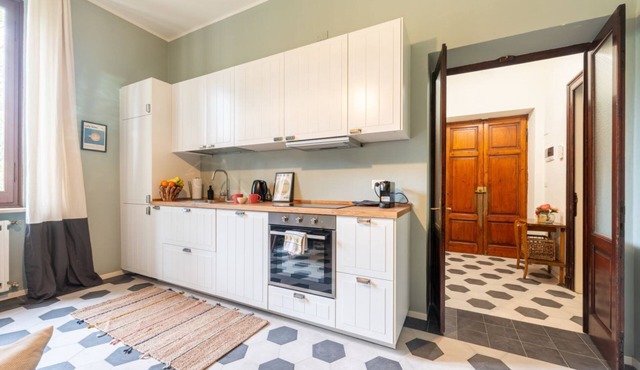 Comfortable apartment located on the second floor, of four in total, of a 1930/40s building with no elevator.In 75 square meters of space it comfortably accommodates four people with one bedroom with a double bed and one bedroom with two single beds.It i