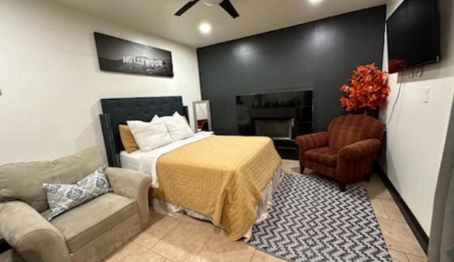 Comfortable studio #2 with WiFi and AC in charming Sacramento in Sacramento