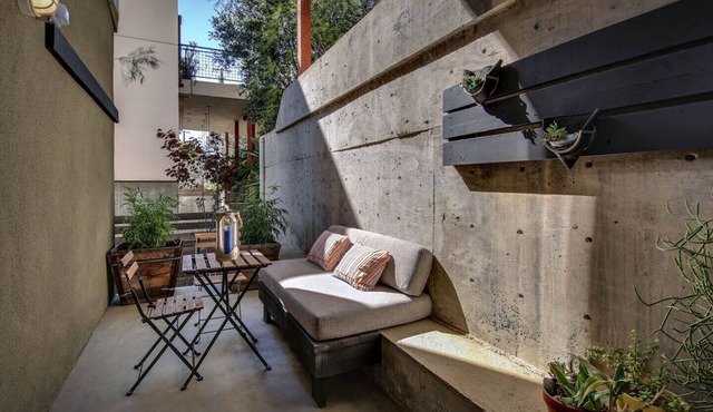 Contemporary Sleek 1 Bdrm Apt w/Patio 3 miles from DTLA World Cup Parties!
