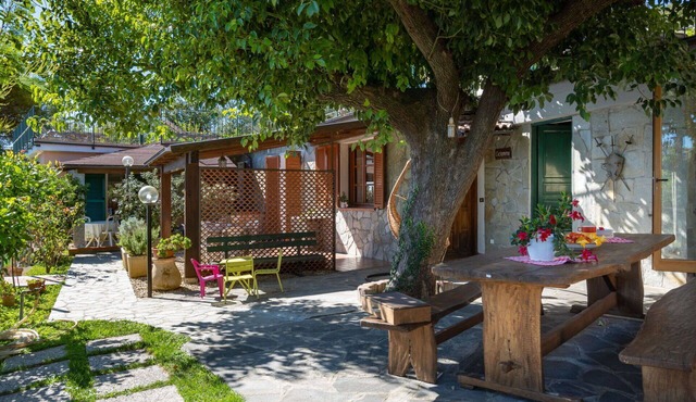 Cosy apartment for 4 guests with hot tub, A/C, pool, WIFI, TV and patio
