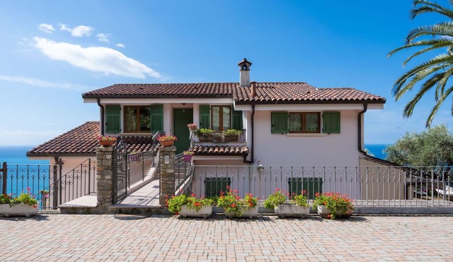 Cosy apartment for 4 people with A/C, WIFI, private pool, TV, patio, panoramic view and parking