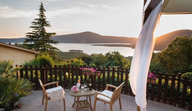 Country House at lake near Rome Pool, Jacuzzi, WiFi, View up to 5