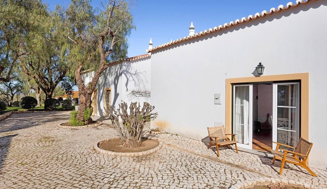 Country House "Daniel Cottage" with Mountain View, Shared Pool & Wi-Fi