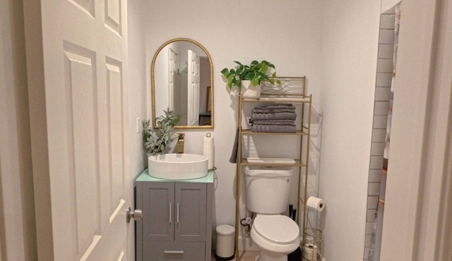 Cozy 1-bedroom house in beautiful Leimert Park with AC, WIFI, and more!