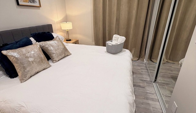 Cozy 2-bedroom apartment in enchanting Claremont with AC