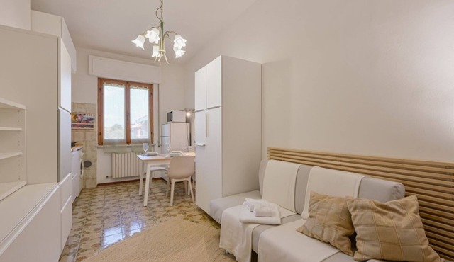Cozy 45 sqm apartment, perfect for three people, located on the first floor of a building without an elevator.The property is located in Luni Mare, a small town nestled between Liguria and Tuscany, nestled in a well-served area. The Sarzana train station