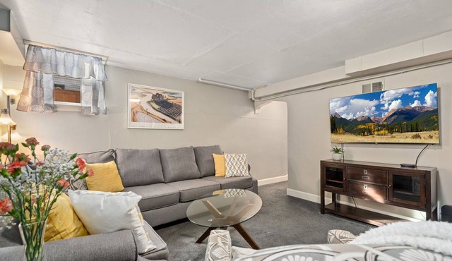 Cozy Abode on Mountain Ave – Walk to Old Town!