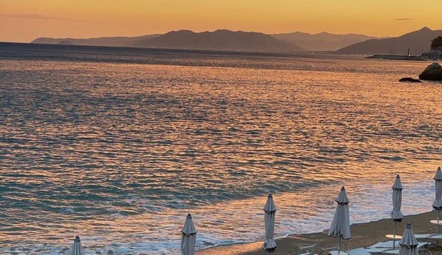Cozy accommodation a short walk from the sea and downtown with private parking space