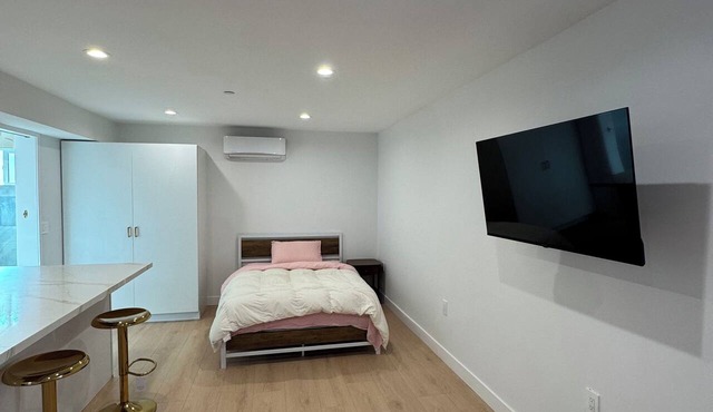 Cozy and Private Studio with Laundry and AC