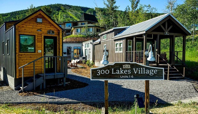 Cozy and Rustic Tiny House Rental for Glamping in Colorado