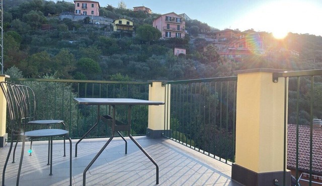 Cozy apartment 1st floor small garden with private parking space