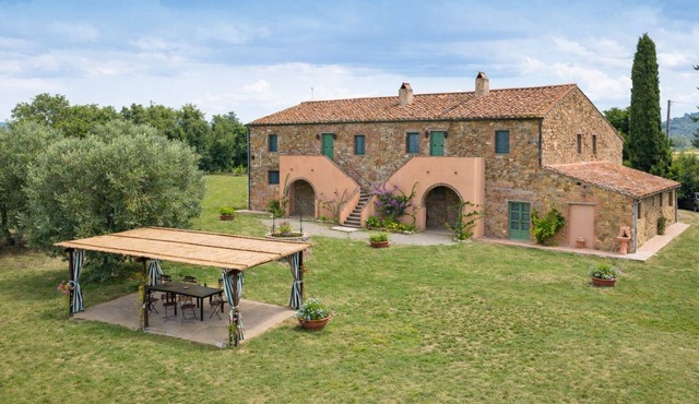 Cozy Apartment in Tuscan Farmhouse with Pool and Private Patio