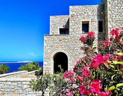 Cozy Cliff Tower w/Breathtaking Sea Views