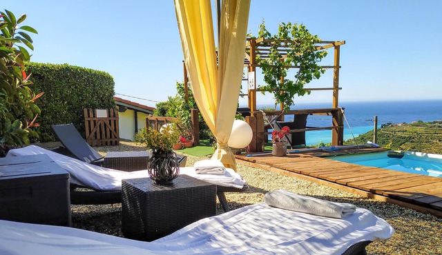 Cozy home in Bordighera IM with private swimming pool, can be inside or outside