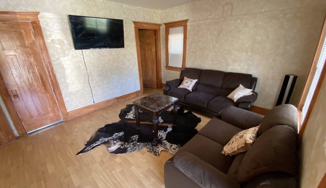 Cozy Santa Monica 2BD House with drive way.