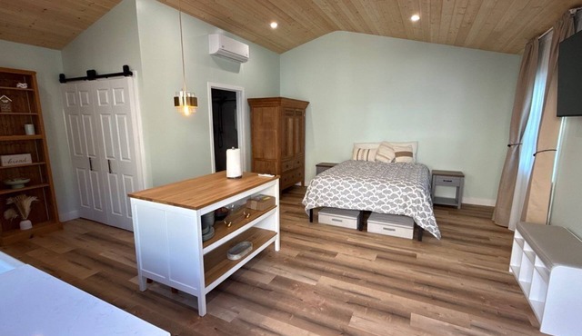 Cozy , Secure studio in tranquil Lomita with Private Parking.