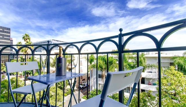 Designer Penthouse 2 Bedroom with Balcony Beverly Hills Adjacent