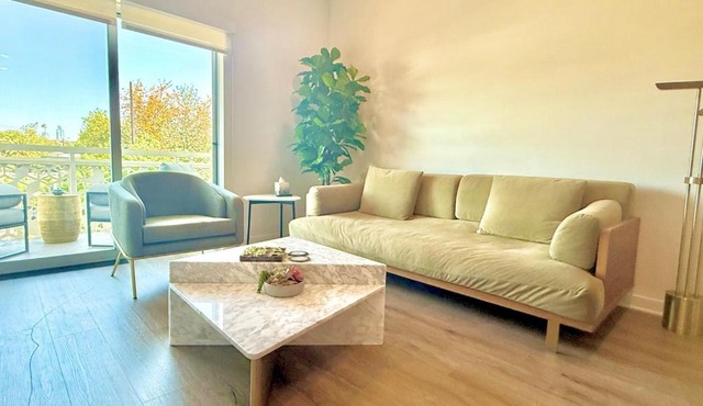 Designer Silver Lake Stylish One Bedroom with Parking